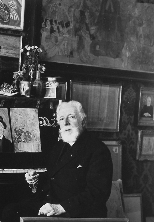Ensor bij de piano in zijn atelier – 22 juni 1937 (detail)een achter glas ingelijst werk achter het hoofd van de kunstenaar. 